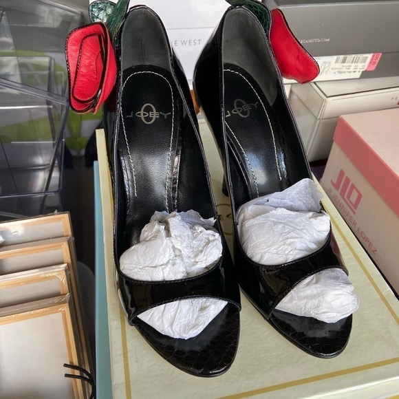 Joey size 5.5 black heels with rose detail - Picture 4 of 6